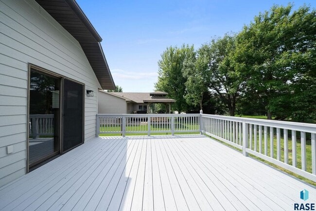 Building Photo - Charming Multi-Level Home! Large Backyard,...