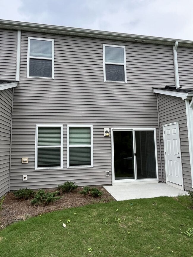 Building Photo - Newer3 Bed townhome in Concord