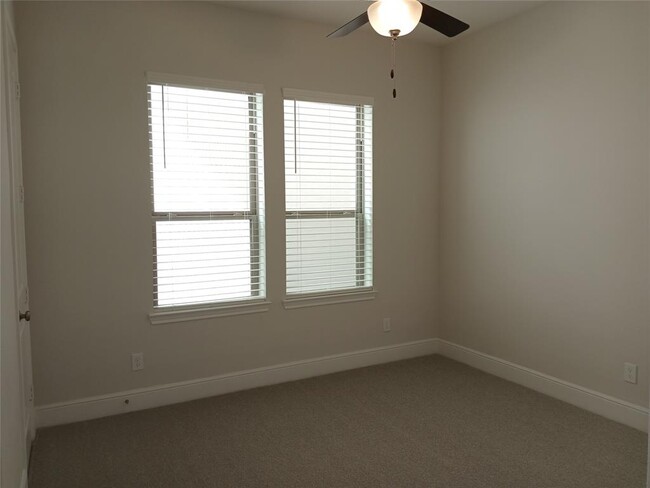 Building Photo - 3611 Somerset York Ln