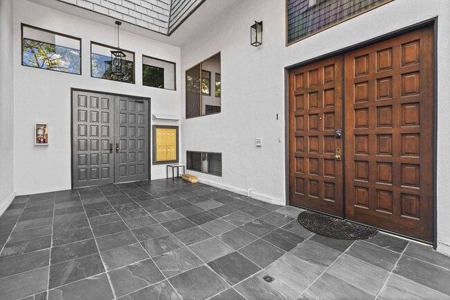 Building Photo - 540 N W Knoll Dr