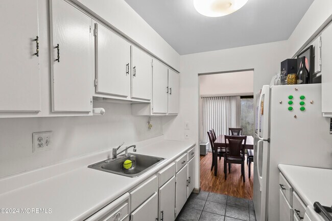 Building Photo - 110 Bowne Ct