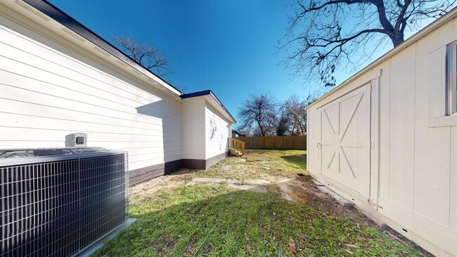 Building Photo - 6801 Greenhurst St