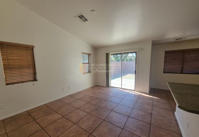 Building Photo - 3133 W Huntington Dr