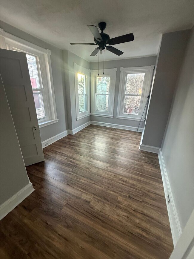 Building Photo - Cozy 3BR Home with 1 Bath – Fully Equipped Kitchen