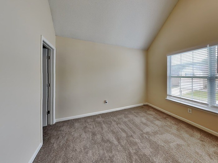Building Photo - 6095 Trotters Cir