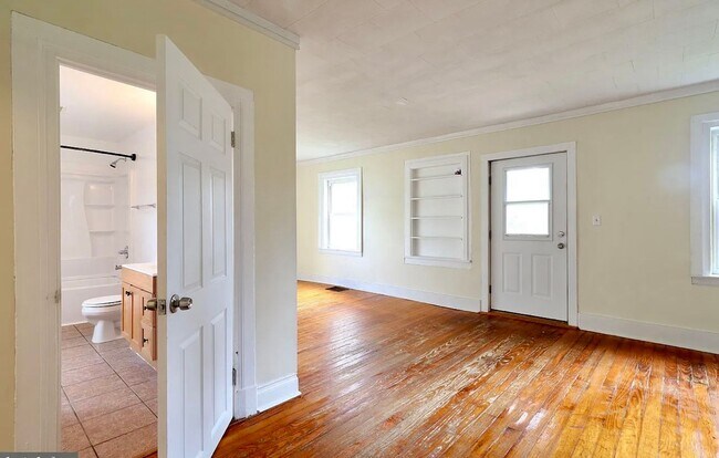 Building Photo - Charming 3-Bedroom Home with Office in How...