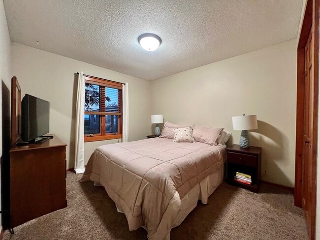 Building Photo - 7560 N Shore Circle North