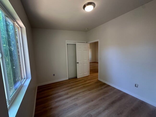 Building Photo - Beautiful, newly remodeled 2 bedroom 1 bat...