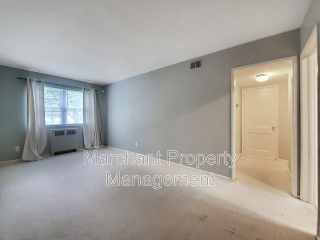 Building Photo - 100 Lewis Dr