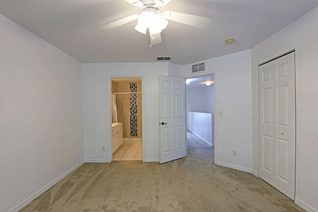 Building Photo - Forest Lake Townhomes 3620-106
