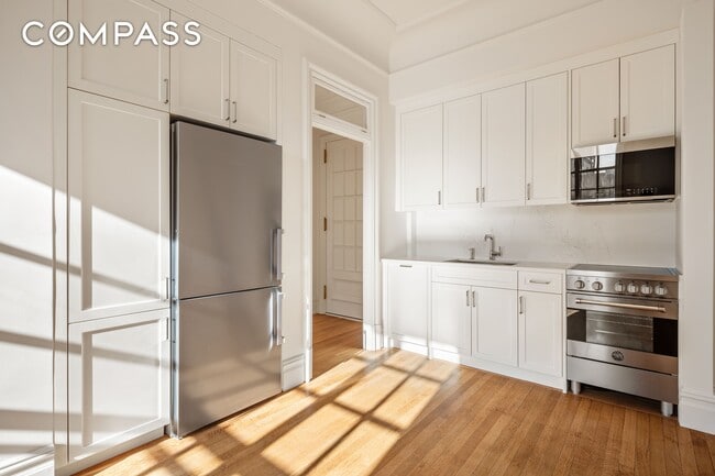 Building Photo - 2109 Broadway