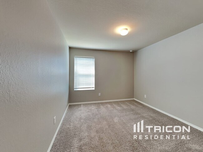 Building Photo - 5050 Everett Loop