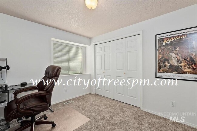 Building Photo - Fantastic 4 bed 2 Bath, 3 Car Garage with ...