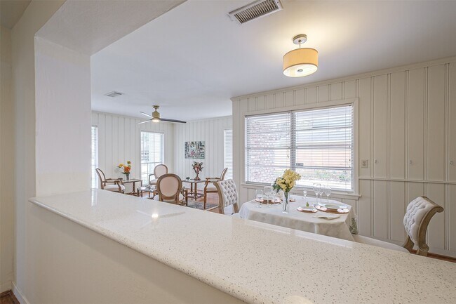Building Photo - 2601 Briarhurst Dr