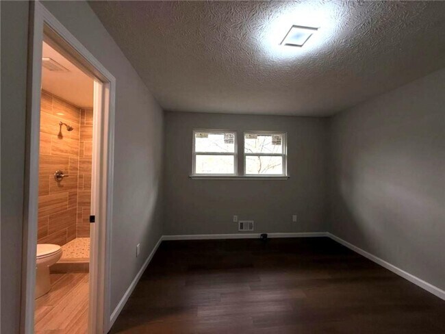 Building Photo - 1055 Pinecrest Dr