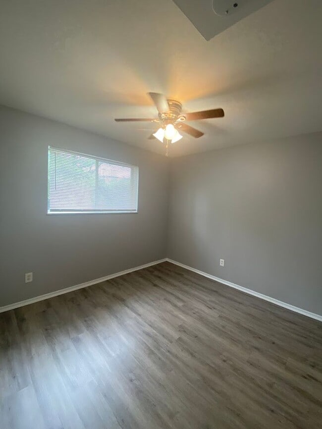 Building Photo - Freshly updated 2-bedroom apartment in Flo...