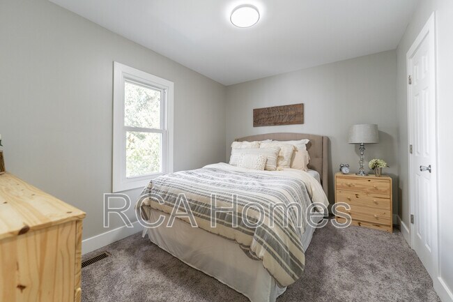 Building Photo - 537 N Sheffield Ave