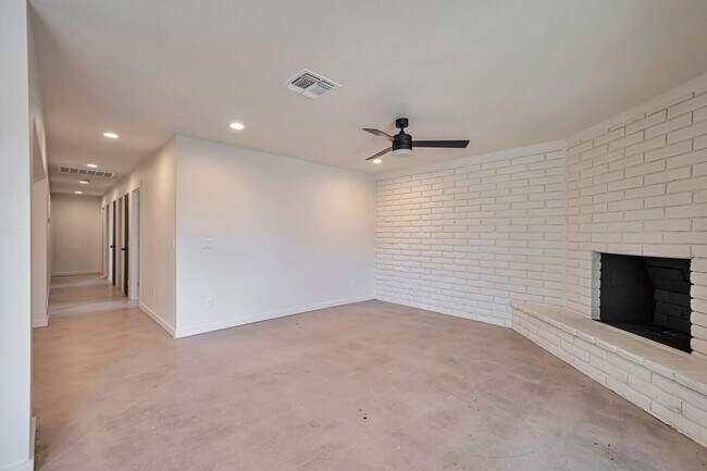 Building Photo - 6-Bedroom, 3-Bath Tempe Home with Pool, Bar & Prime Location