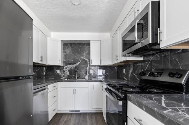 Building Photo - Completely Remodeled 3 Bedroom/1 Bathroom ...