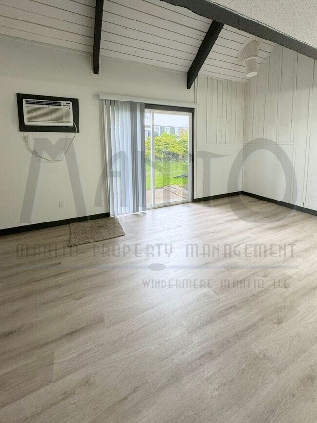 Building Photo - Charming Bungalow Unit