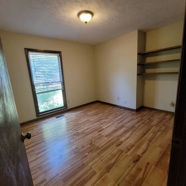 Building Photo - New Listing