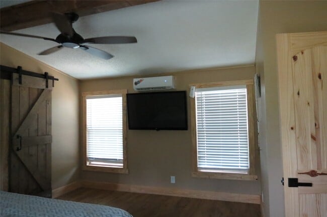 Building Photo - 177 White Oak Dr