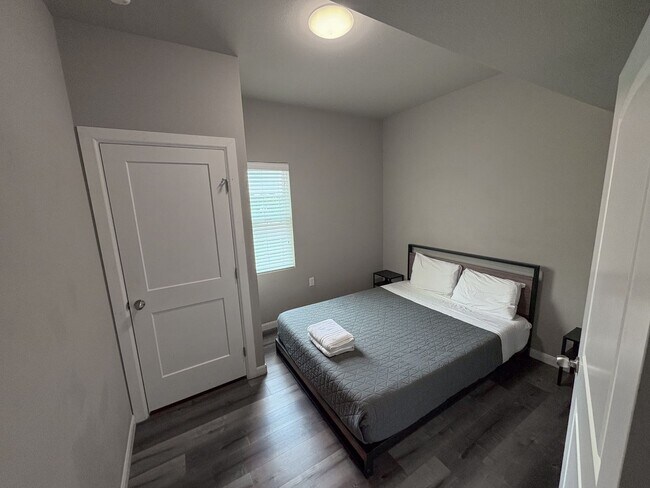 Building Photo - Furnished Room in West Campus – Walk to UT