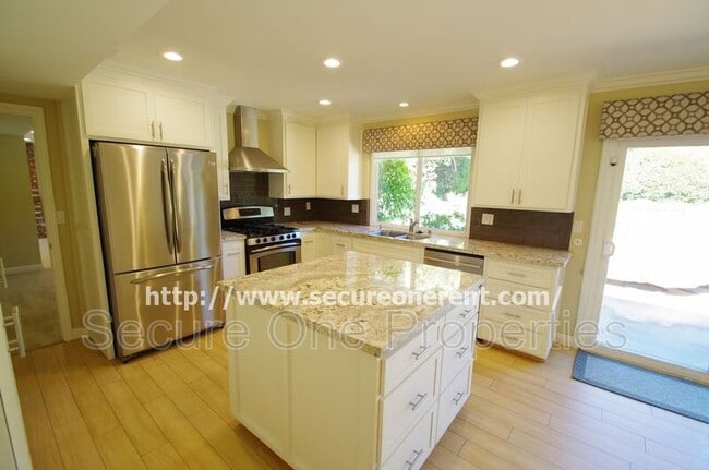 Building Photo - 5827 Fairhaven Ave