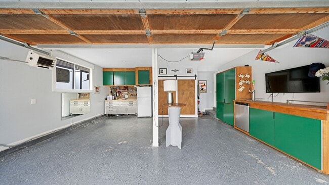 Building Photo - 3 Bed 2.5 Bath - Exceptional Condition - P...