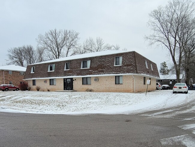 Building Photo - 2-Bedroom  Upper in a 8plex building