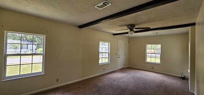 Building Photo - 725 Powell Dr
