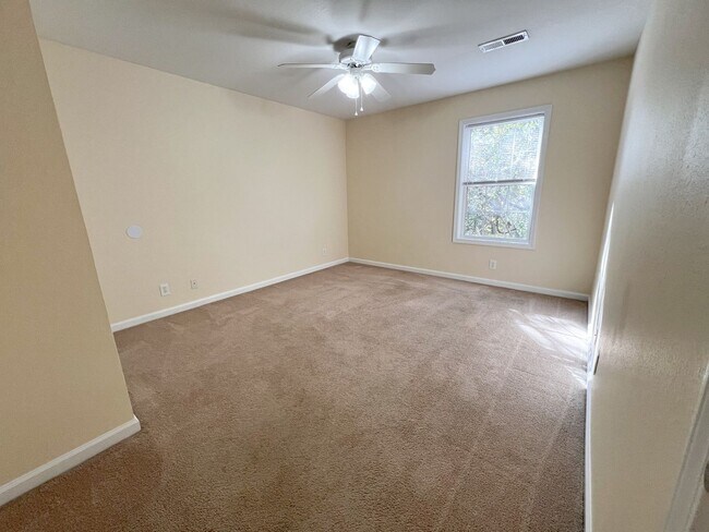 Building Photo - 528 Luxury Dr