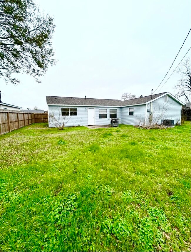 Building Photo - 2305 Kingsdale Dr