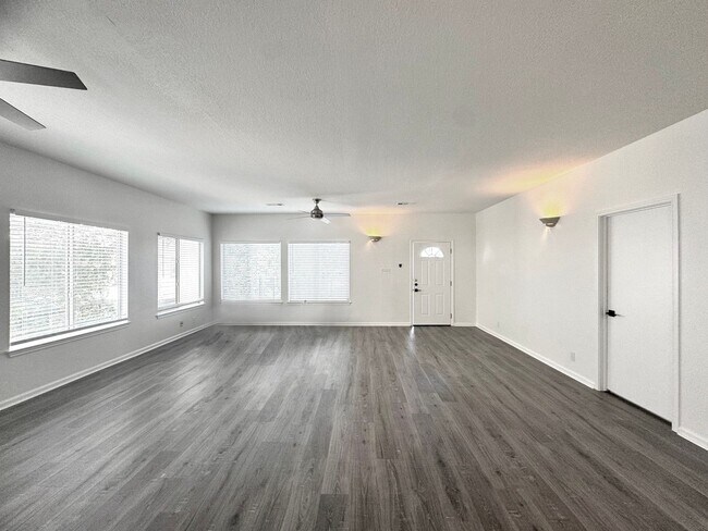 Building Photo - Remodeled 6 Bedroom in North Campus off Sp...
