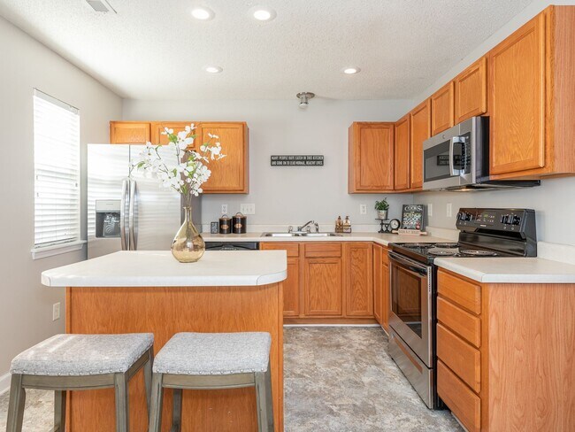 Building Photo - Super Townhouse with 2 MASTER BEDROOMS!