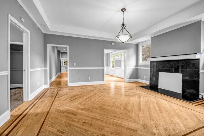 Building Photo - SPACIOUS 6 BEDS | 3 BATHS - IN THE HEART O...