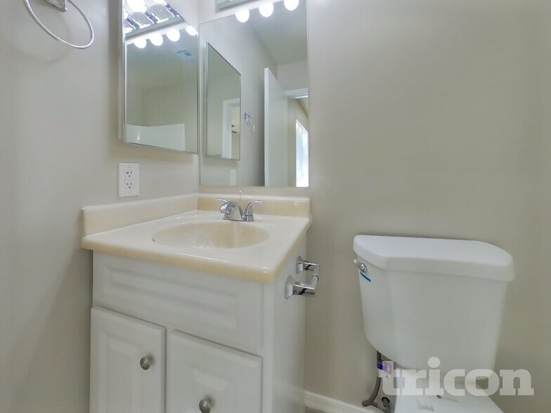 Building Photo - 1824 W Cheyenne Dr