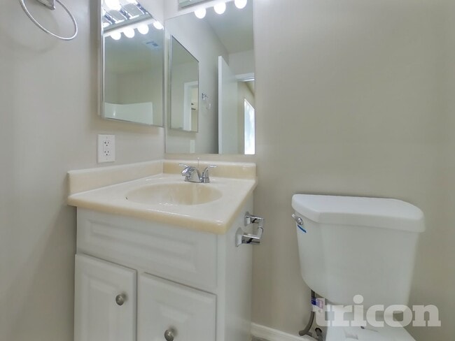 Building Photo - 1824 W Cheyenne Dr