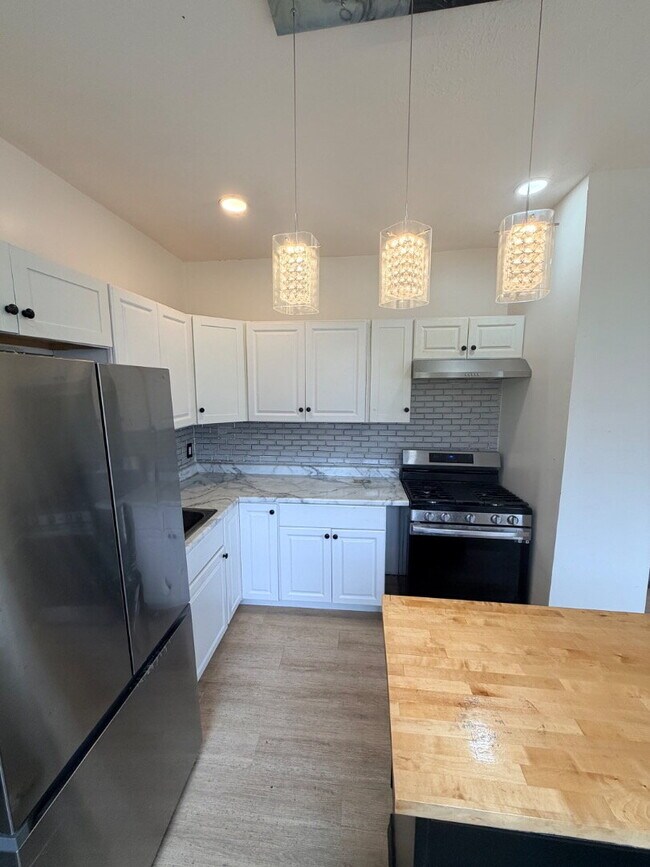 Building Photo - Fully Renovated 2-Bed Duplex | Modern Finishes