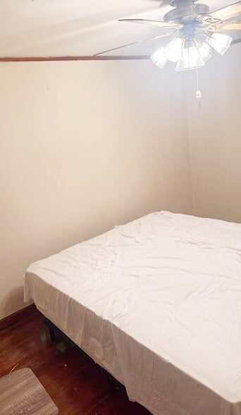 Building Photo - 2076 Midway St