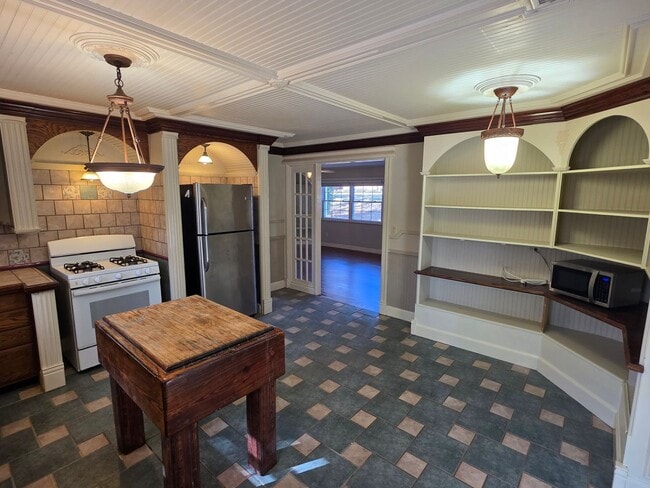 Building Photo - Charming 3 bedroom close to campus and I49