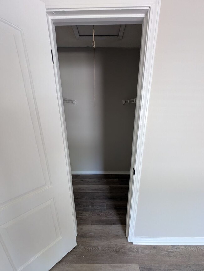 Building Photo - Beautifully Remodeled 2 Bed, 1.5 Bath Dupl...