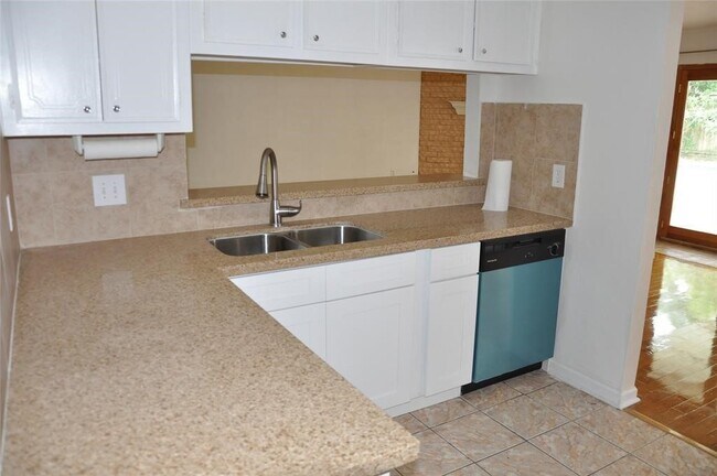 Building Photo - 5519 Caversham Dr