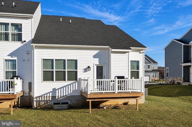 Building Photo - 10 Ladbroke Dr