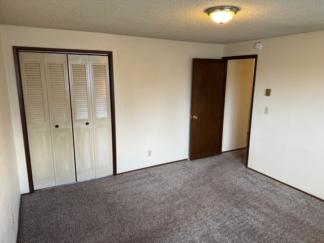 Building Photo - Updated 2 bedroom 1 1/2 bath duplex in Springfield!  MOVE IN SPECIAL!