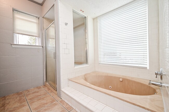 Building Photo - 13102 Richmond Ave.