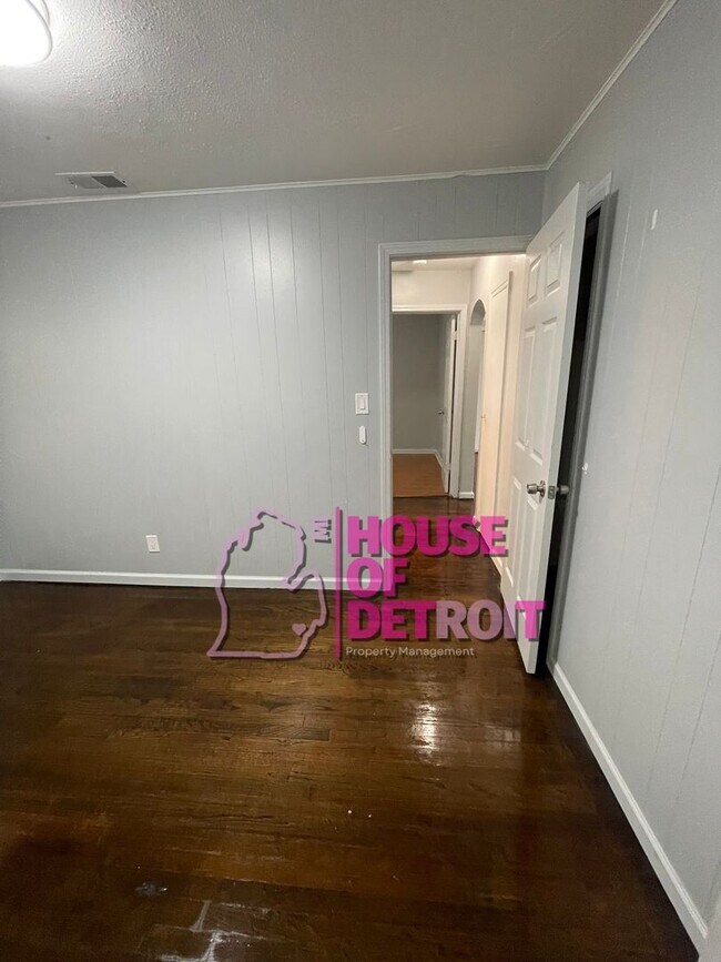 Building Photo - 3 BEDROOM | 2 BATH | FREE PRE SCREEN