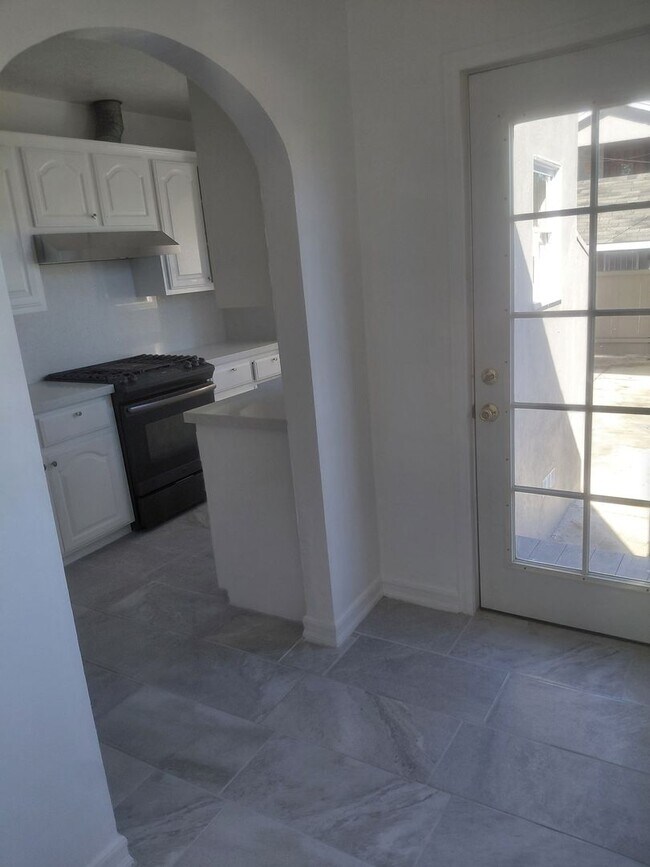 Building Photo - 1010