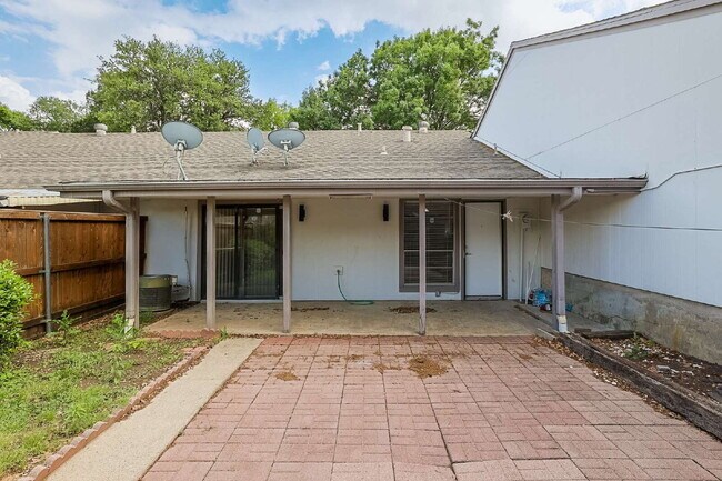 Building Photo - Updated 2 Bed, 2 Bath Townhome in North Dallas