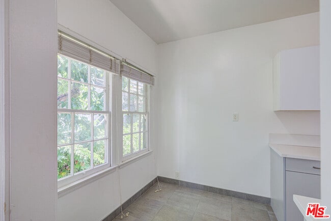 Building Photo - 965 N Doheny Dr